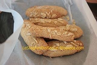 Ossa da mordere biscotti tradizionali lombardi alle mandorle