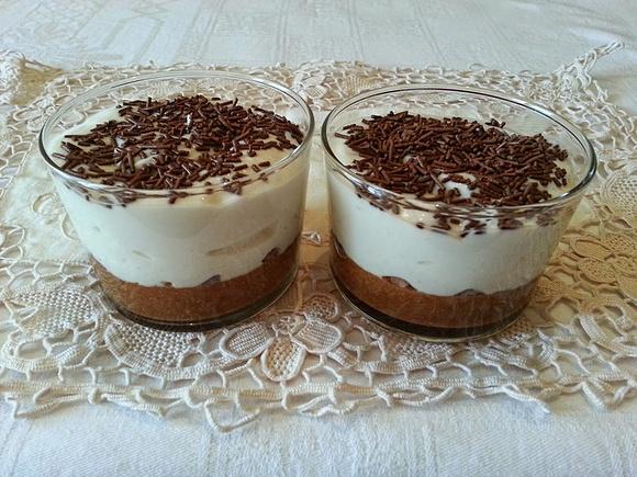 Bicchierini dolci con crema di pere cioccolato e amaretti