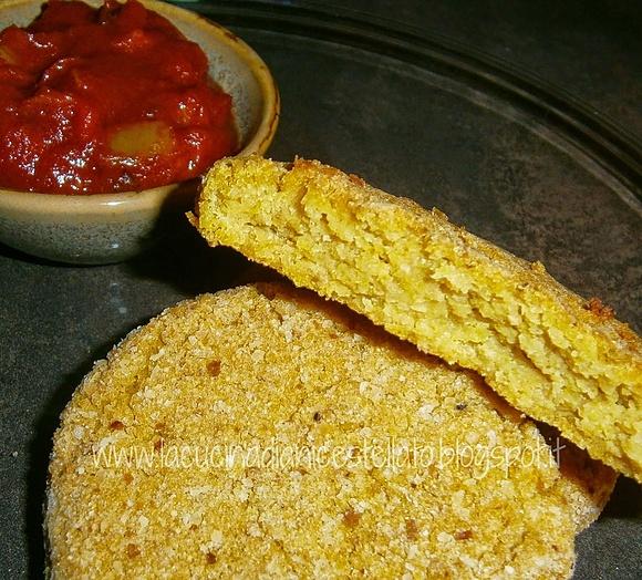Hamburger di fagioli con salsa ai peperoni speziati