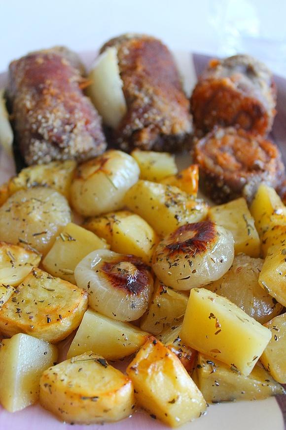 Involtini di carne con speck patate al forno e cipolline borettane agrodolce