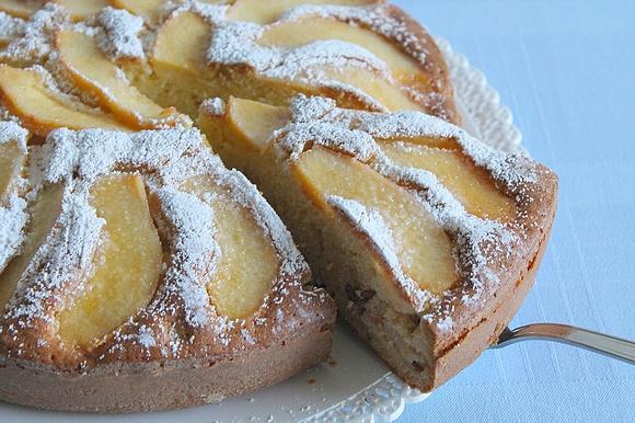 Torta di mele cotogne con uvetta e mandorle senza burro
