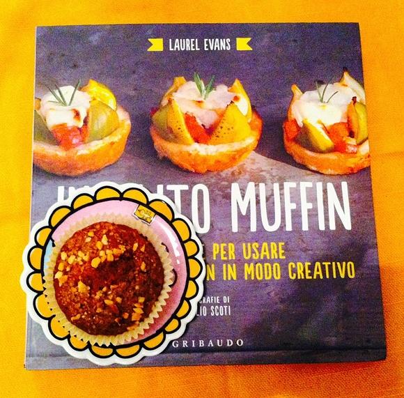 Muffin integrali con banana, gocce di cioccolato fondente e granella di nocciole
