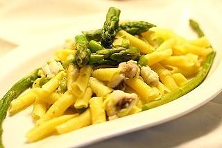 Pasta all'uovo con coda di rospo e asparagi