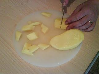Wurstel con patate e uova ripiene
