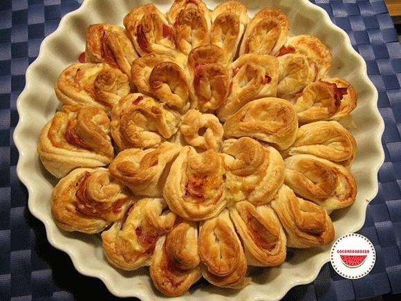 Fiore di pasta sfoglia ripieno di formaggio e prosciutto