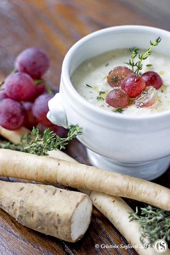 Vellutata di radici amare, patate dolci, mandorle, uva nera e timo fresco