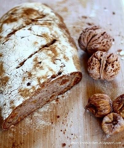 Pane con fichi, noci e lievito madre