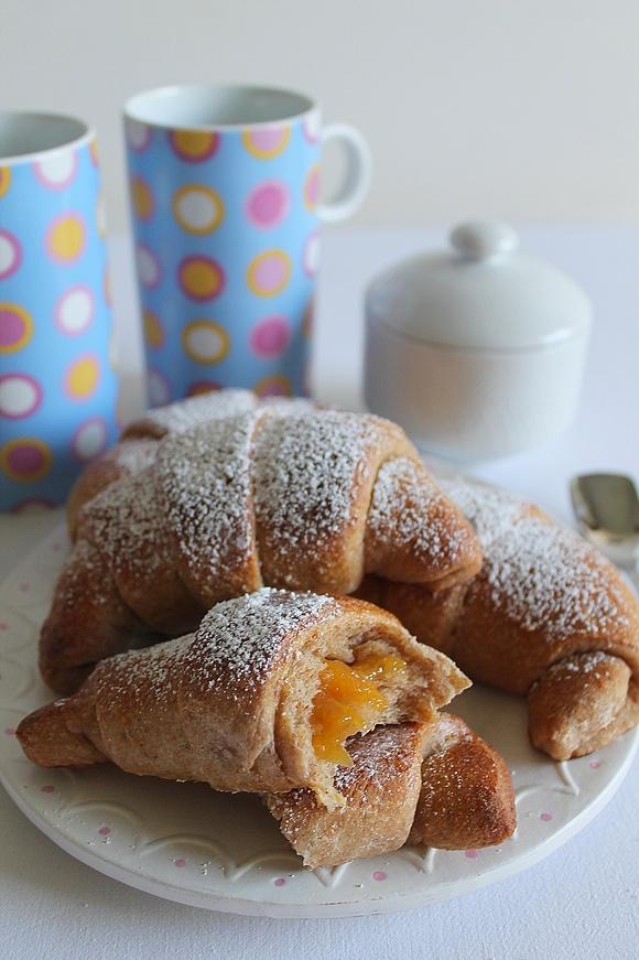 Cornetti integrali al latte di soia e confettura di pesche