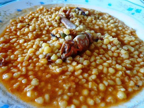 Fregola in sugo di zuppa con pesce e pecorino