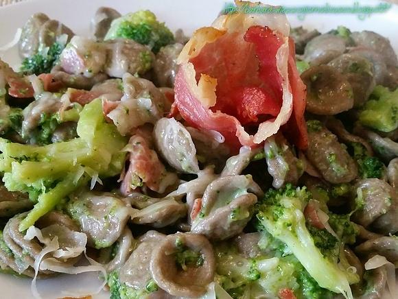 Orecchiette di grano arso con montasio, speck di Sauris e broccoli