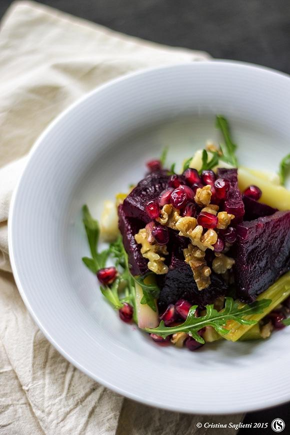 Insalata di barbabietola rossa con noci, porri e rucola