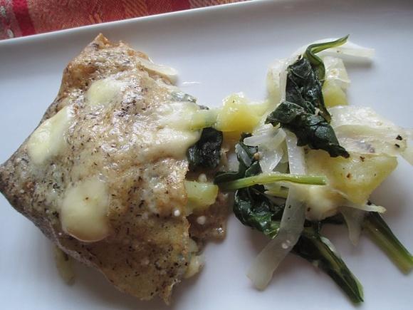 Crepes di grano saraceno con verdure e formaggio
