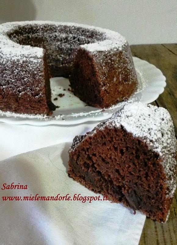 Ciambella leggera al cacao e yogurt senza uova