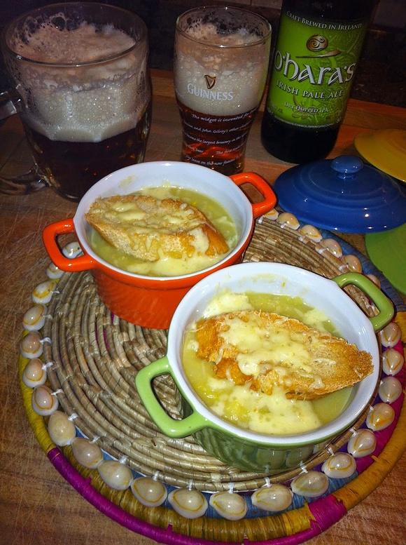 Zuppa di porri e patate in cocotte con baguette e gruviera