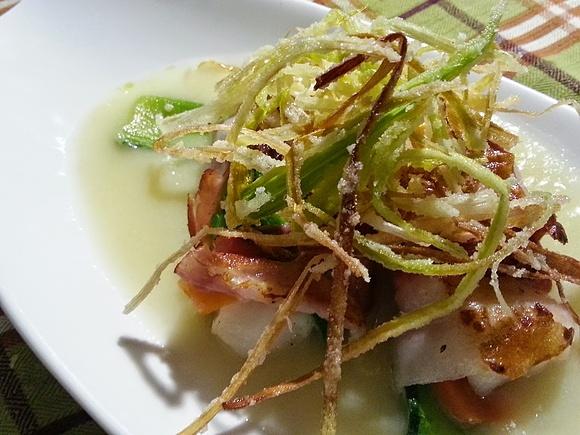 Bocconcini di nasello su crema di finocchi e porri fritti