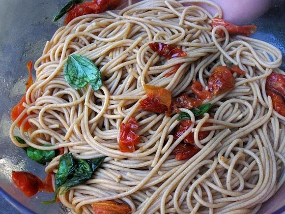 Spaghetti ai pomodorini ciliegia bruciati