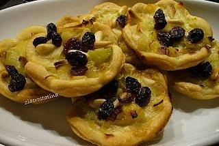 Tartelle con porro e uvetta per buffet