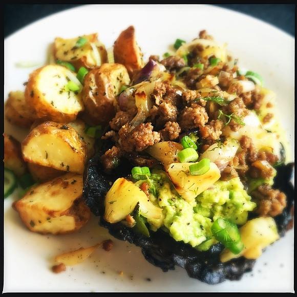 Portobello con crema di avocado e ragù di cipollotti e finocchi