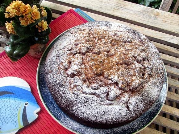 Torta al cioccolato con uova di Pasqua e nocciole