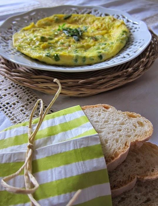 Pane e frittata di primavera con maggiorana e piselli