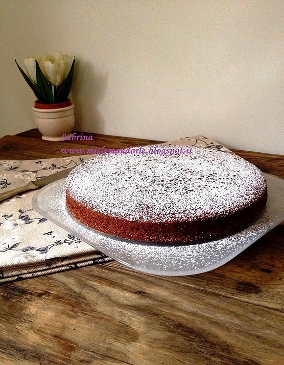 Torta leggera all'acqua e cacao vegana senza uova né burro