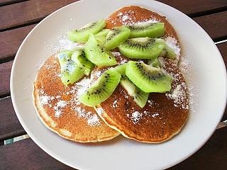 Pancakes semplici ai kiwi senza uova