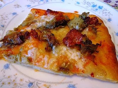 Pizza carciofi salsiccia e provola a lunga lievitazione