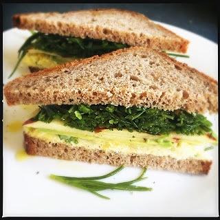 Super panino con baccalà mantecato, agretti, mele e basilico