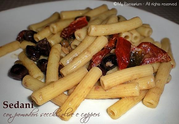 Sedani rigati con pomodori secchi olive e capperi