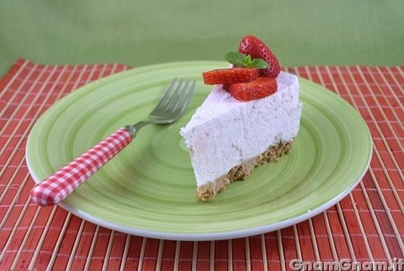 Torta fredda allo yogurt e fragole con base di biscotti al cioccolato