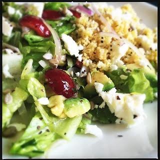 Miglio in insalata con ciliegie e avocado