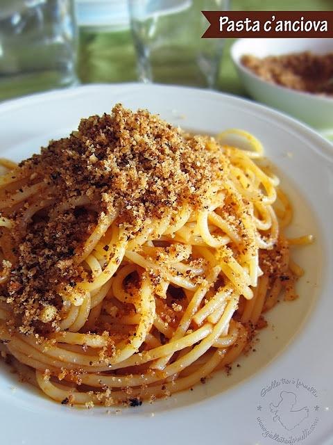 Pasta c'anciova e muddica atturrata alla palermitana