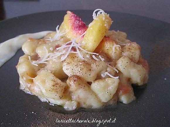 Gnocchetti con crema di pesche e pecorino
