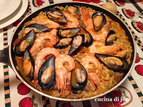 Paella tradizionale spagnola con carne e frutti di mare