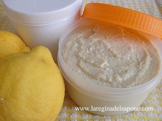 Detergente per stoviglie con scorze di limone e argilla