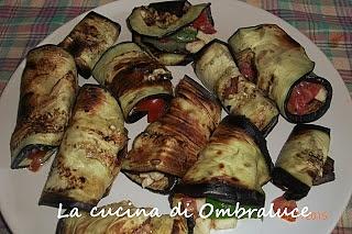 Involtini di melanzane grigliate con pomodorini e mozzarella