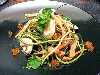 Spaghetti alla spirulina con salmone affumicato, funghi e zucchine crude
