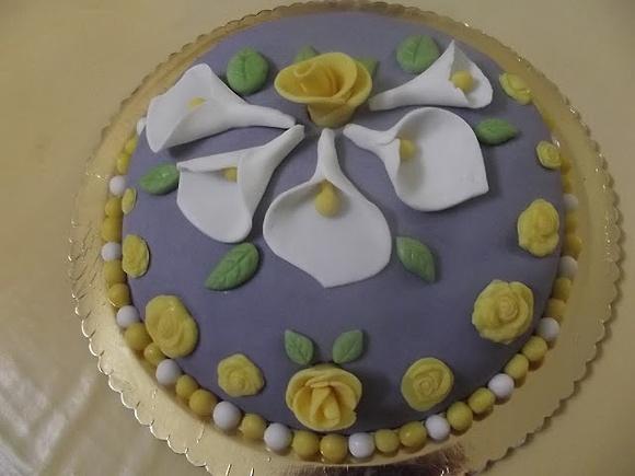 Torta senza glutine per il compleanno con pasta di zucchero