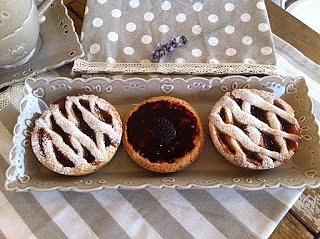 Crostata e crostatine con marmellata di more e mele
