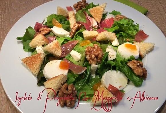 Insalata di prosciutto, mozzarella e albicocche