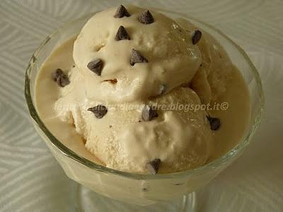 Gelato al burro di arachidi e gocce di cioccolato