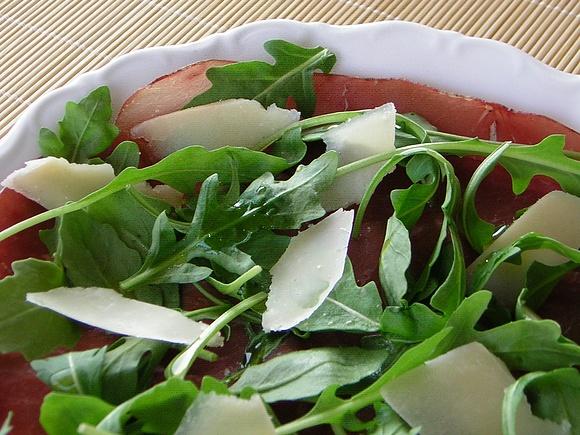 Come condire bresaola e rucola con parmigiano