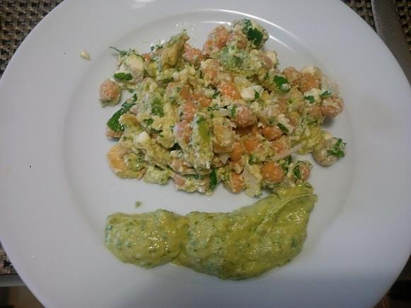 Insalata di ceci e feta con salsa all’avocado