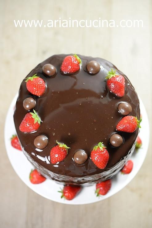 Torta di compleanno al cioccolato con glassa a specchio