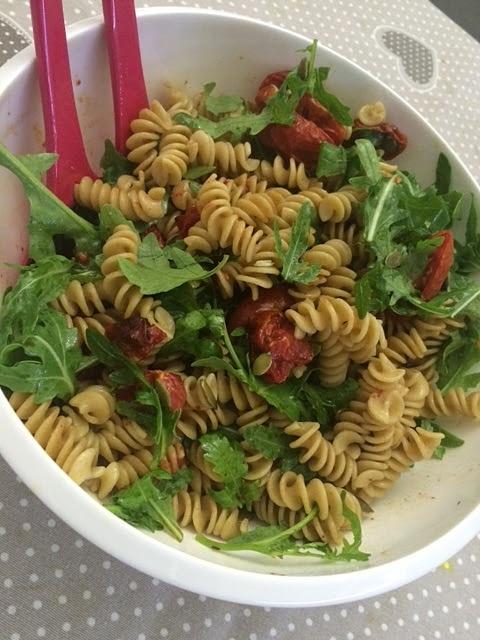 Pasta fredda con rucola pomodori confit e semi di girasole