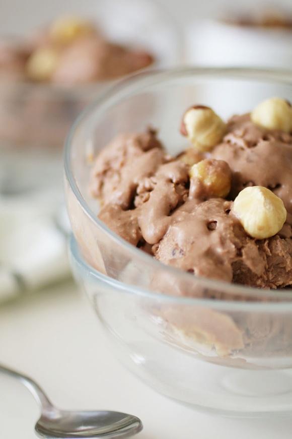 Gelato alla nocciola vegano senza zucchero e glutine