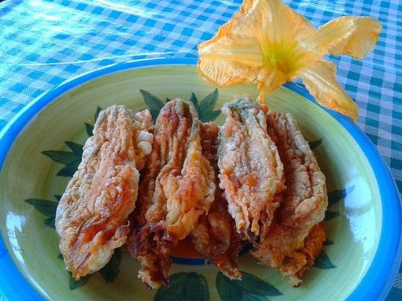 Fiori di zucca ripieni con pepato e acciuga
