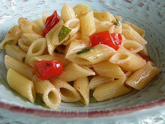 Pennette con pomodori datterini e erbe aromatiche