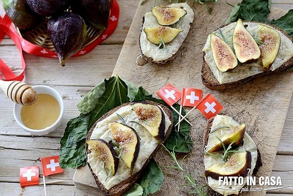 Bruschetta con fichi, miele e Emmental