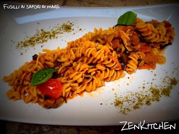 Fusilli ai sapori di mare e estate con alghe, melanzane e pomodorini
